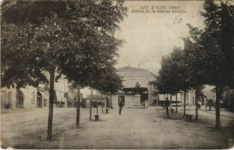 Carte postale ancienne Eauze Allees de la Statue Soules à Eauze