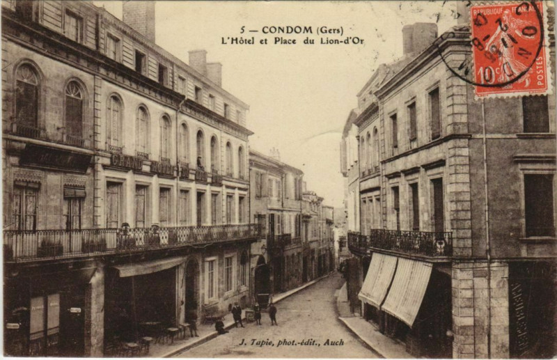 Carte postale ancienne Condom L'Hotel et Place du Lion-d'Or à Condom