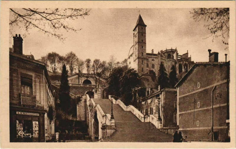 Carte postale ancienne Auch Ensemble du Grand Escalier et la Tour d'Armagnac à Auch
