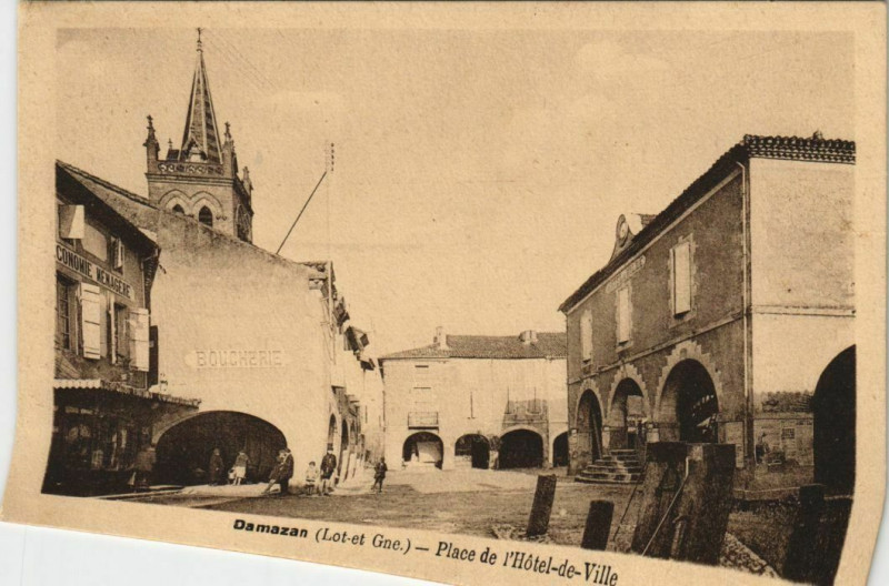 Carte postale ancienne Damazan Place de l'Hotel de Ville France à Damazan