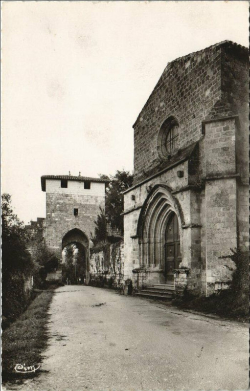 Carte postale ancienne Vianne Portail de l'Eglise et la Tour Est France à Vianne