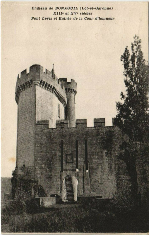 Carte postale ancienne Chateau de Bonaguil Pont Levis et Entree de la Cour France