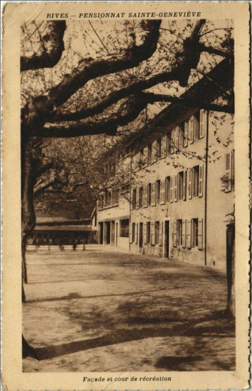 Carte postale ancienne Rives Facade et cour de recreation France à Rives