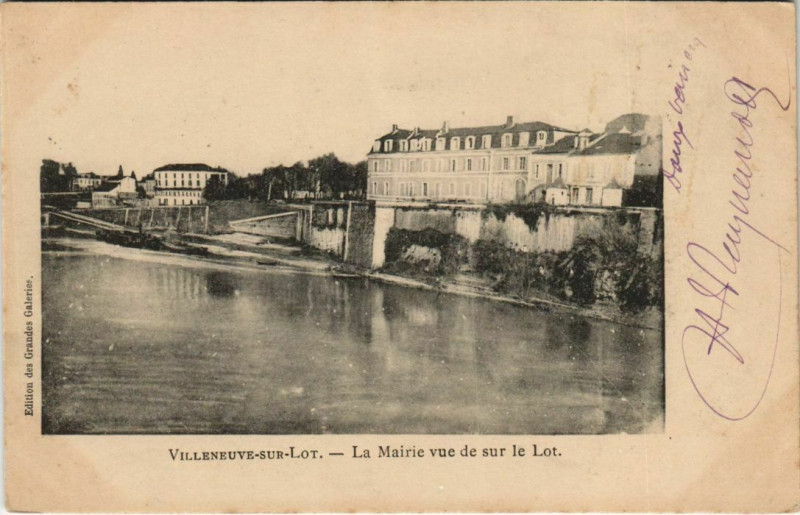 Carte postale ancienne Villeneuve sur Lot La Mairie vue de s le Lot France à Villeneuve-sur-Lot