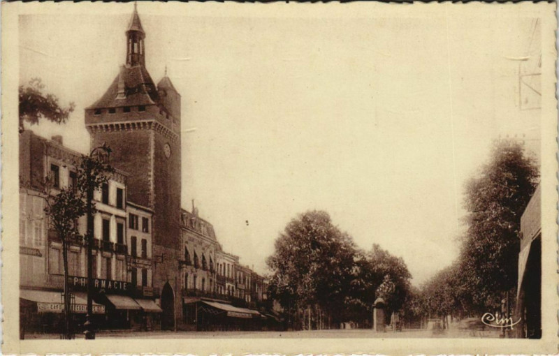 Carte postale ancienne Villeneuve sur Lot Place du General St.Michel France à Villeneuve-sur-Lot