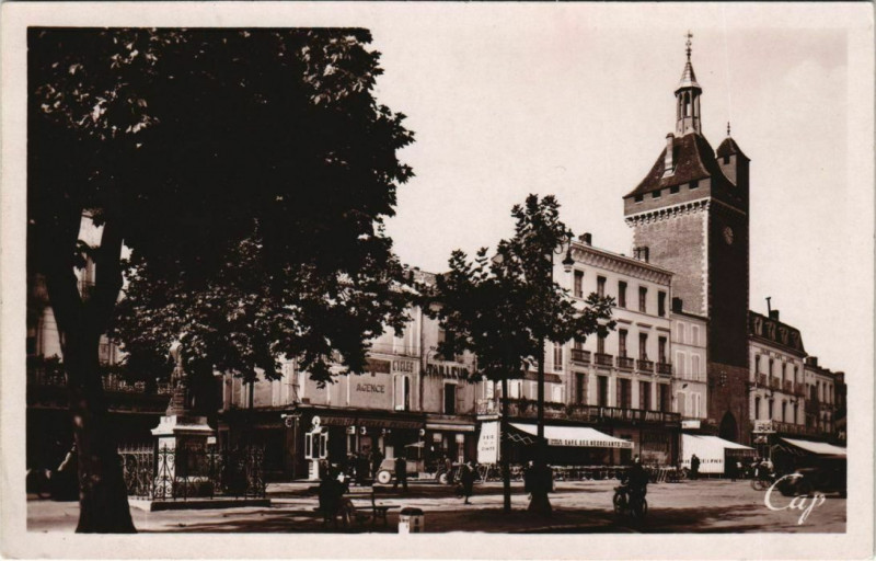 Carte postale ancienne Villeneuve sur Lot Place du General St.Michel France à Villeneuve-sur-Lot