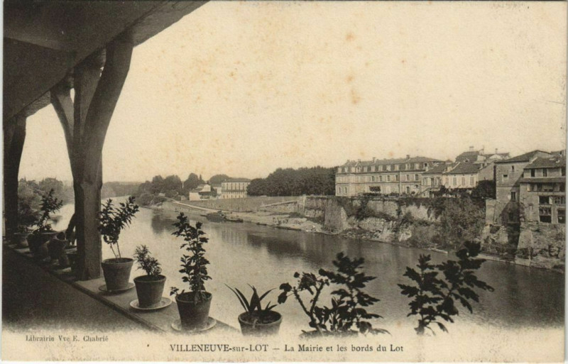 Carte postale ancienne Villeneuve sur Lot La Mairie et les bords du Lot France à Villeneuve-sur-Lot