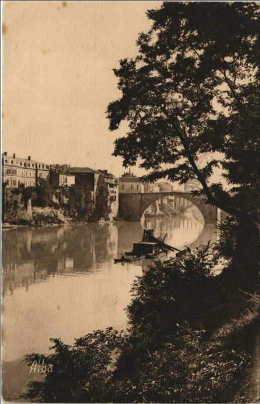 Carte postale ancienne Villeneuve sur Lot La Mairie et le Vieux Pont France à Villeneuve-sur-Lot