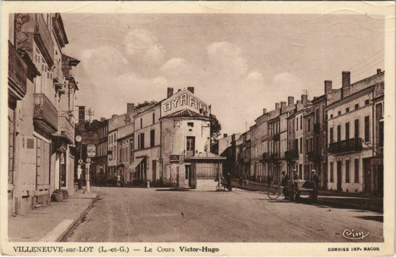 Carte postale ancienne Villeneuve sur Lot Le Cours Victor Hugo France à Cours