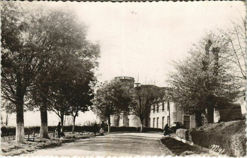 Carte postale ancienne Duras Les Promenades France à Duras