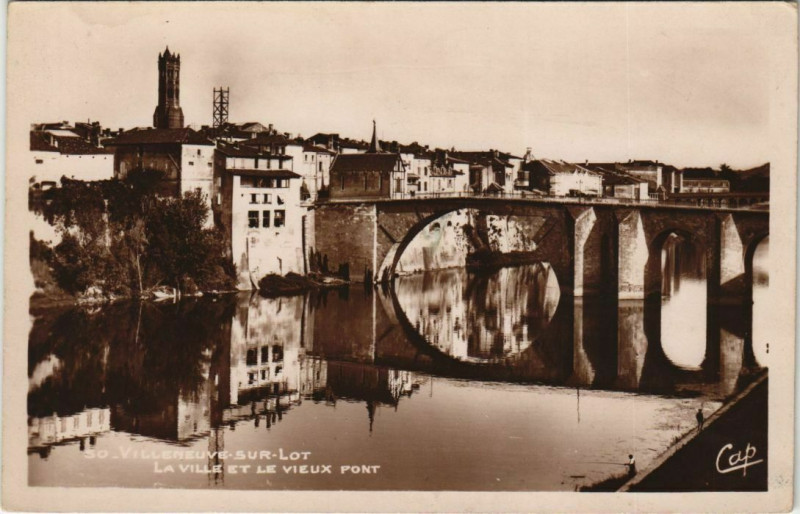 Carte postale ancienne Villeneuve sur Lot La Ville et le Vieux Pont France à Villeneuve-sur-Lot