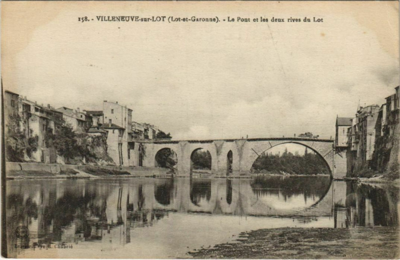 Carte postale ancienne Villeneuve sur Lot Le Pont et les deux rives France à Rives