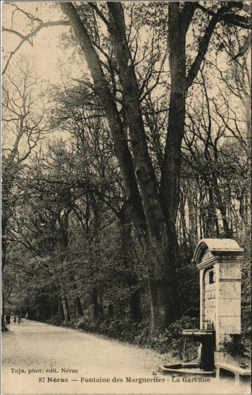 Carte postale ancienne Nerac Fontaine des Marguerites France