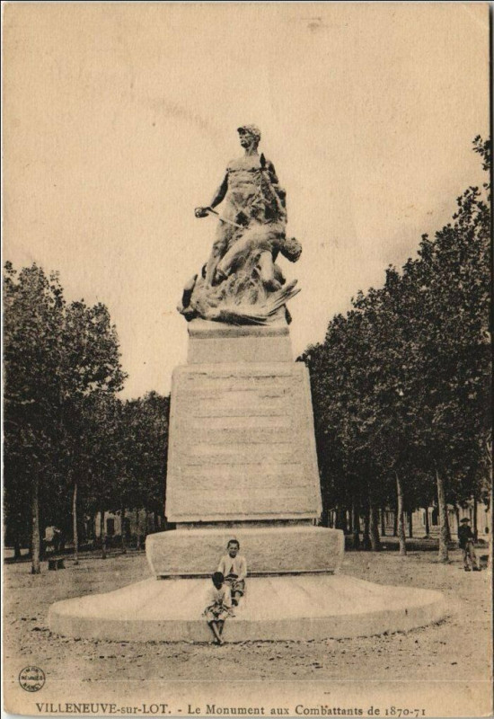 Carte postale ancienne Villeneuve sur Lot Le Monument aux Combattants France à Villeneuve-sur-Lot