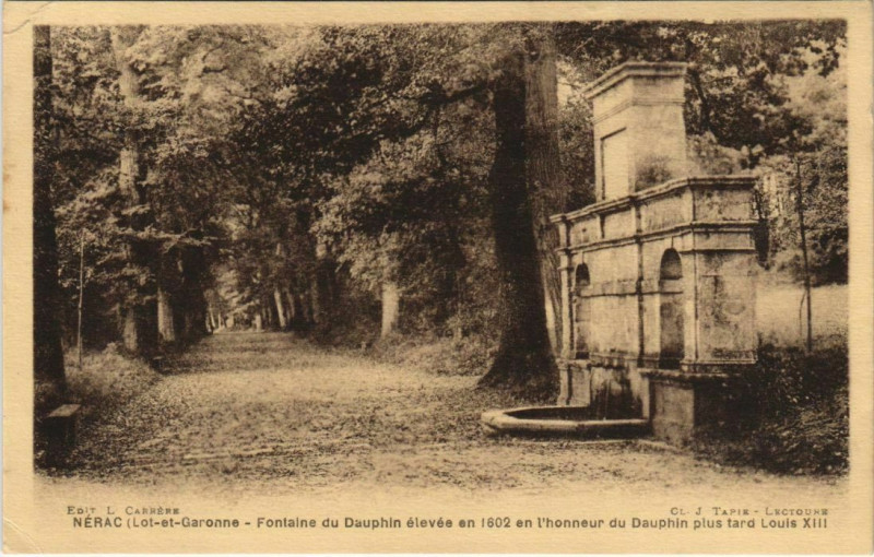 Carte postale ancienne Nerac Fontaine du Dauphin France