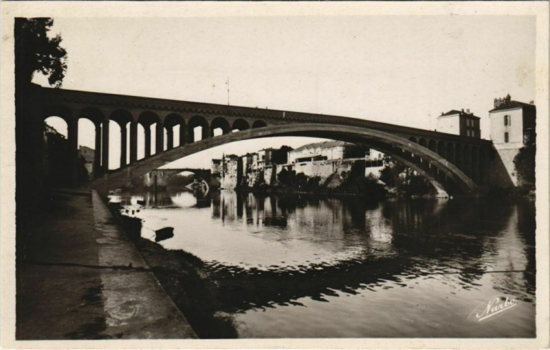 Carte postale ancienne Villeneuve sur Lot Sous les Arcades du Pont Neuf France à Villeneuve-sur-Lot