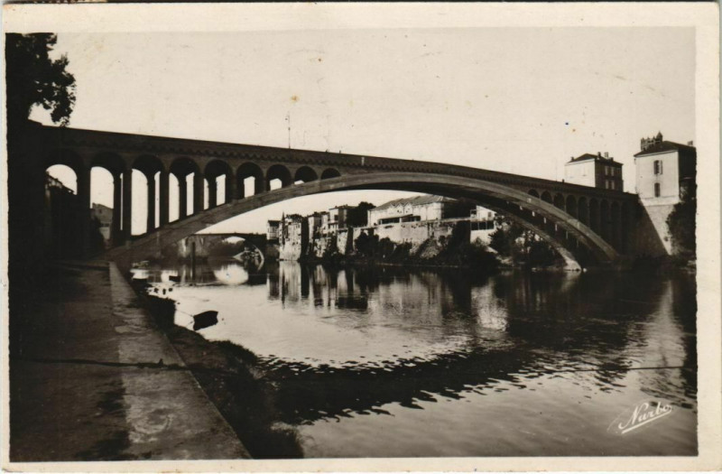 Carte postale ancienne Villeneuve sur Lot Sous les Arcades du Pont Neuf France à Villeneuve-sur-Lot