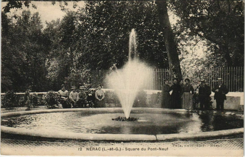Carte postale ancienne Nerac Square du Pont Neuf France