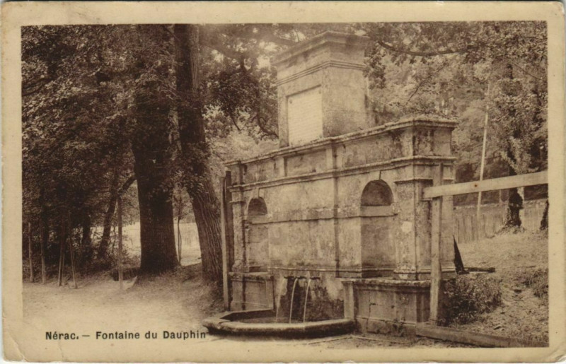 Carte postale ancienne Nerac Fontaine du Dauphin France