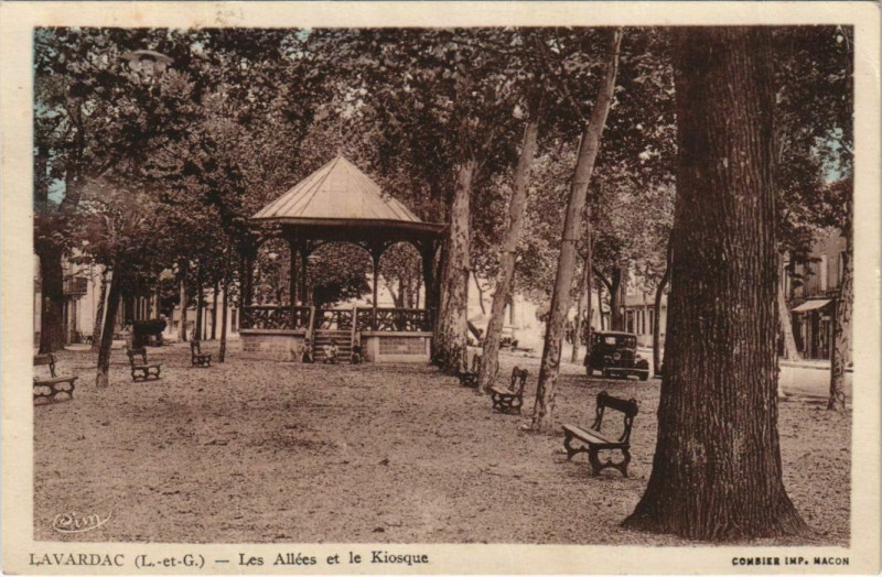 Carte postale ancienne Lavardac Les Allees et le Kiosque France à Lavardac