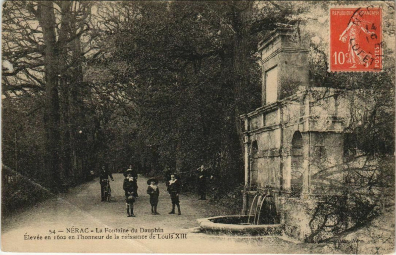 Carte postale ancienne Nerac La Fontaine du Dauphin France