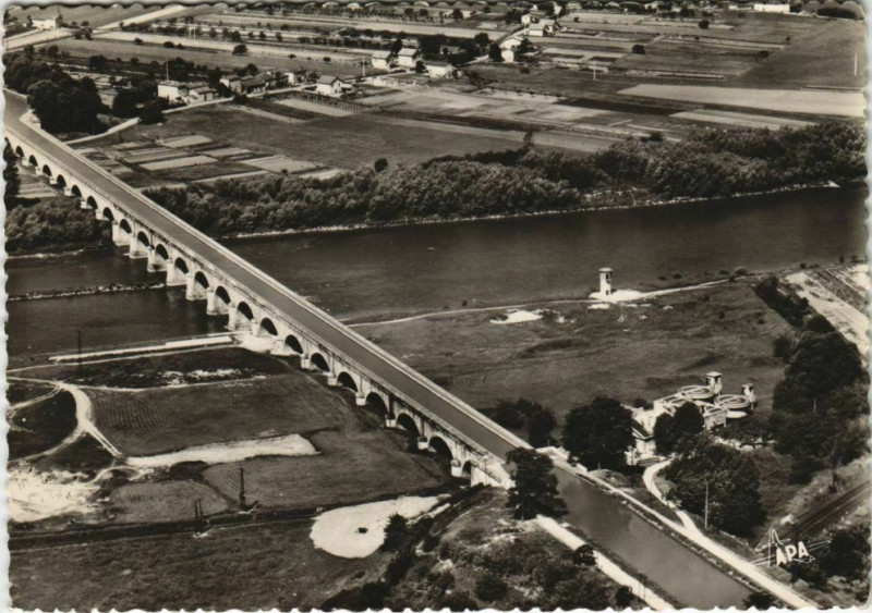Carte postale ancienne Agen Vue Aerienne s le Pont Canal France à Agen