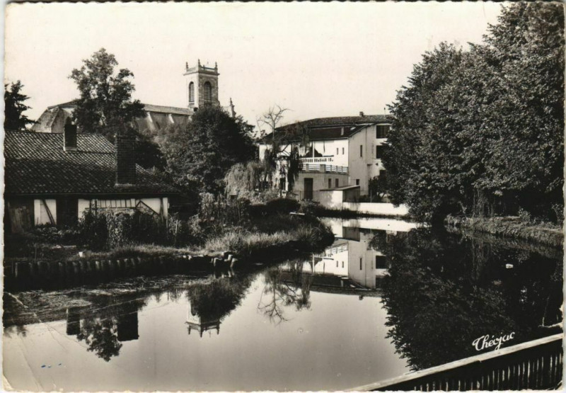 Carte postale ancienne Casteljaloux L'Eglise et l'Avenue France à Casteljaloux