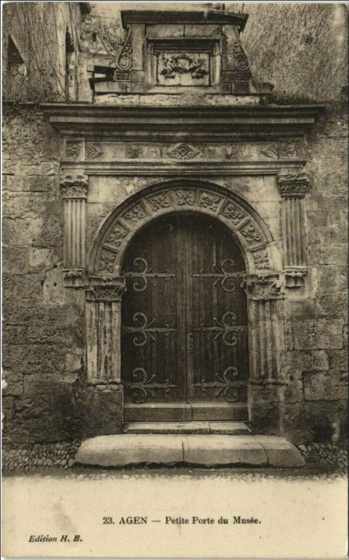 Carte postale ancienne Agen Petite Porte du Musee France à Agen