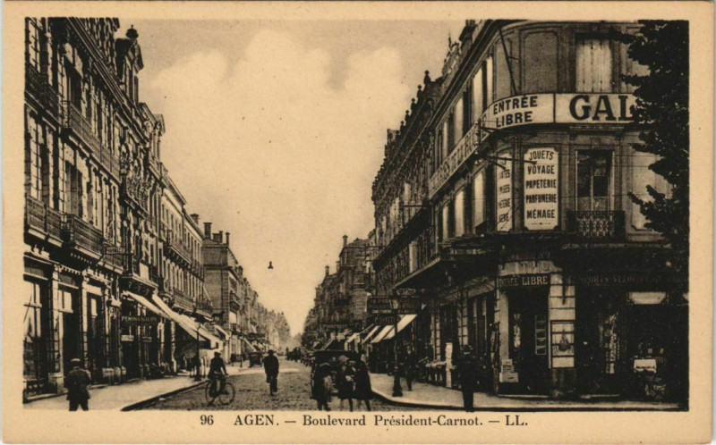 Carte postale ancienne Agen Boulevard President-Carnot France à Agen