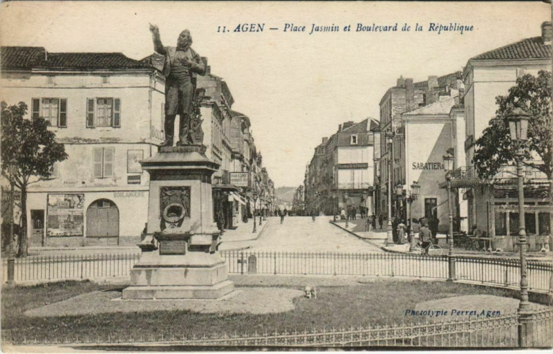 Carte postale ancienne Agen Place Jasmin et Blvd de la Rep. France à Agen
