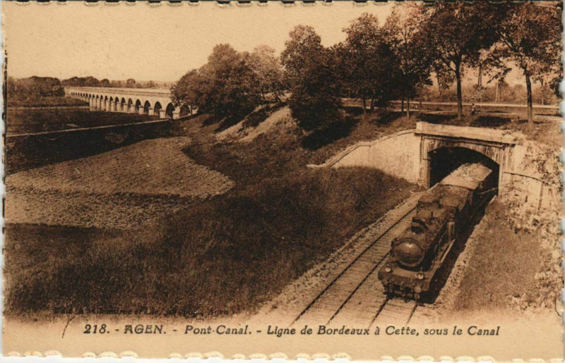 Carte postale ancienne Agen - Pont-Canal - Ligne de Bordeaux a Cette - sous le Canal à Agen