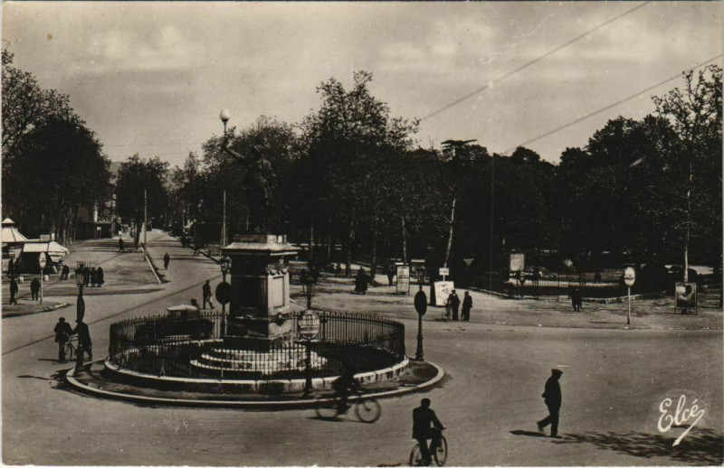Carte postale ancienne Agen Statue de la Liberte France à Agen