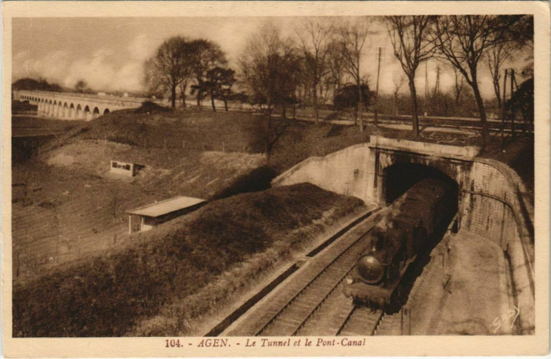 Carte postale ancienne Agen Le Tunnel et le Pont Canal France à Agen