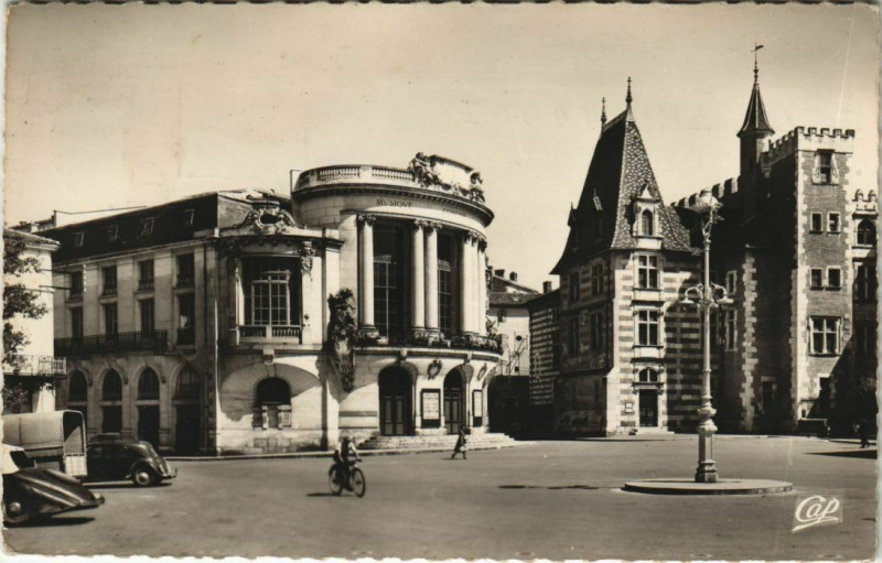 Carte postale ancienne Agen Le Theatre et le Musee France à Agen