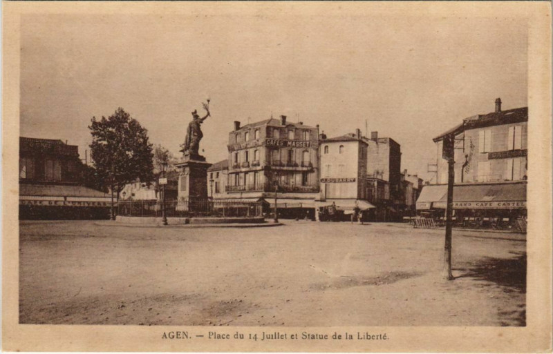Carte postale ancienne Agen Place du 14 Juillet et Staute de la Liberte France à Agen