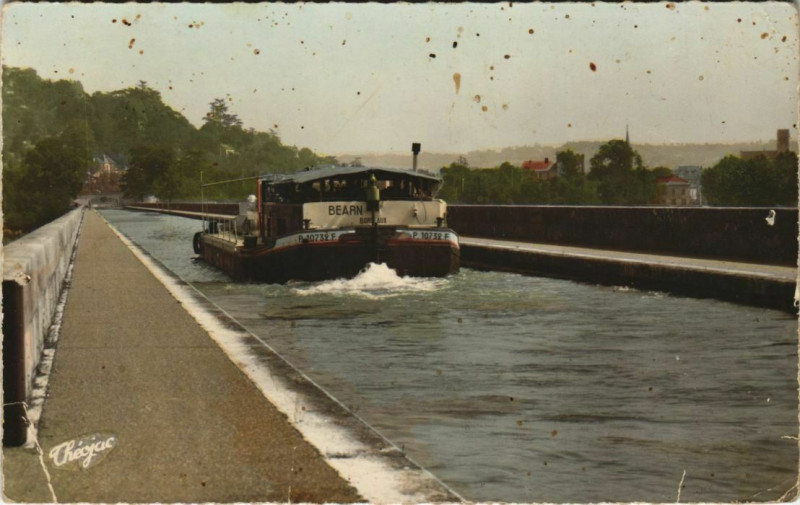 Carte postale ancienne Agen Peniche sur le pont canal France à Agen