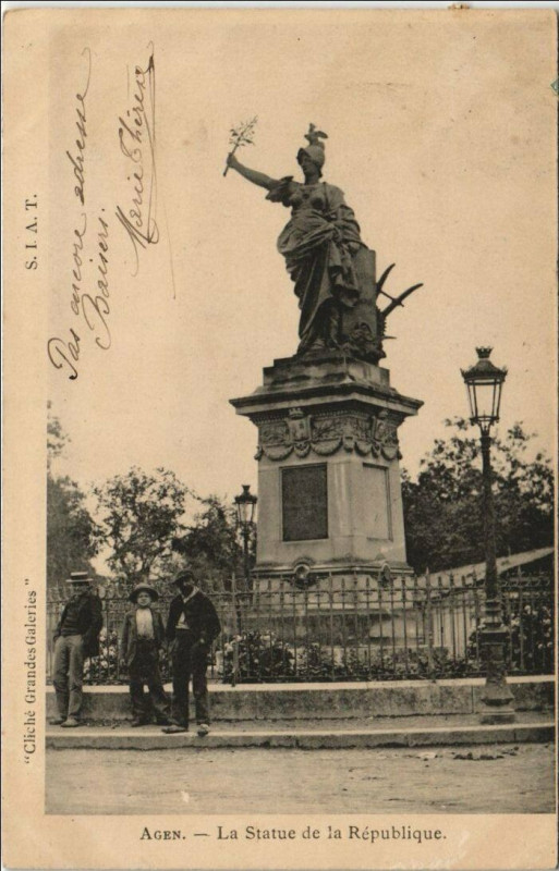 Carte postale ancienne Agen La Statue de la Republique France à Agen