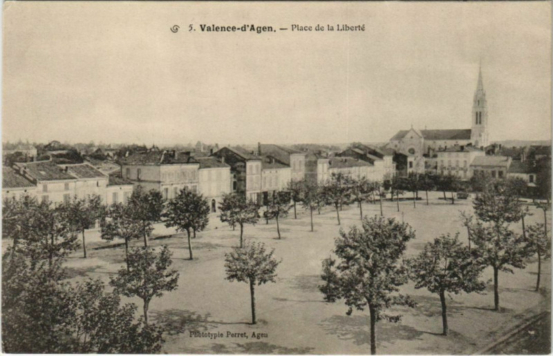 Carte postale ancienne Agen Place de la Liberte France à Agen