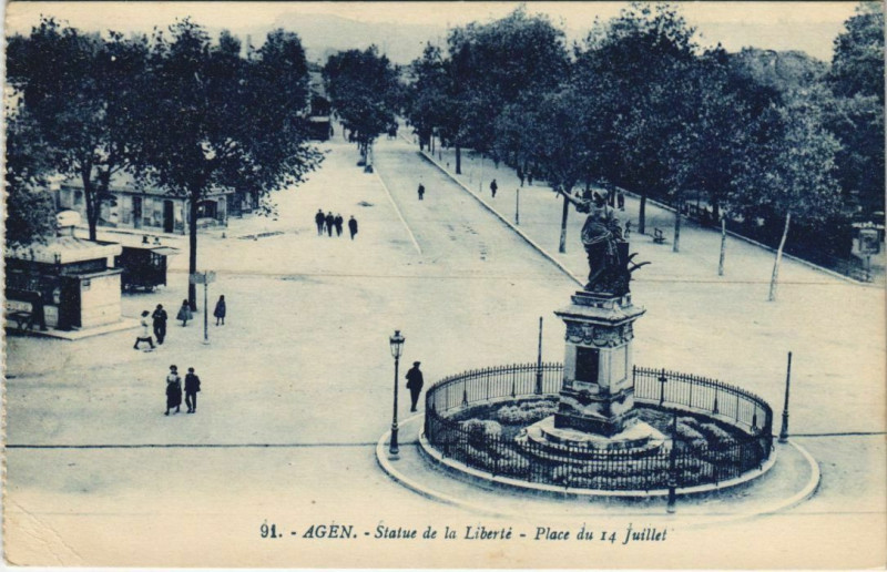 Carte postale ancienne Agen Statue de la Liberte France à Agen