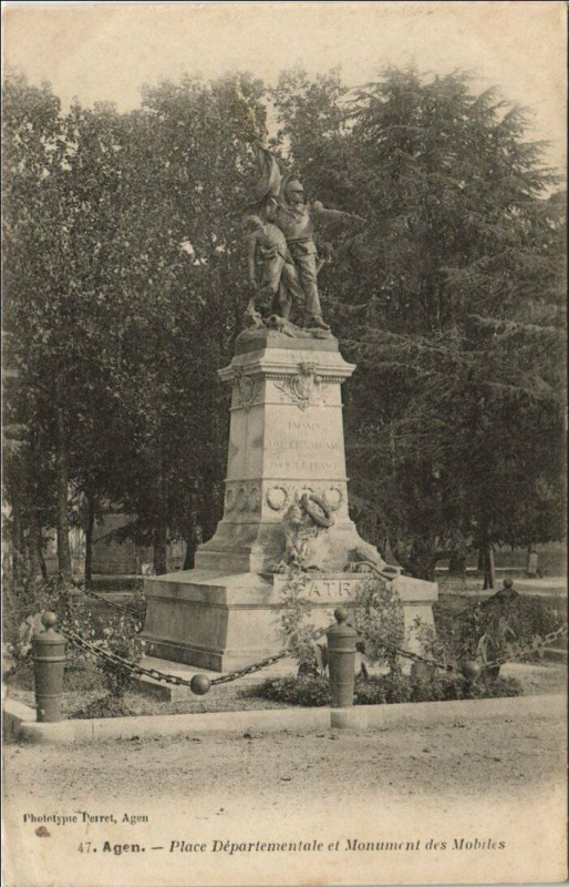 Carte postale ancienne Agen Place Departementale et Monument France à Agen