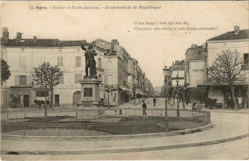 Carte postale ancienne Agen Statue et Place Jasmin France à Agen
