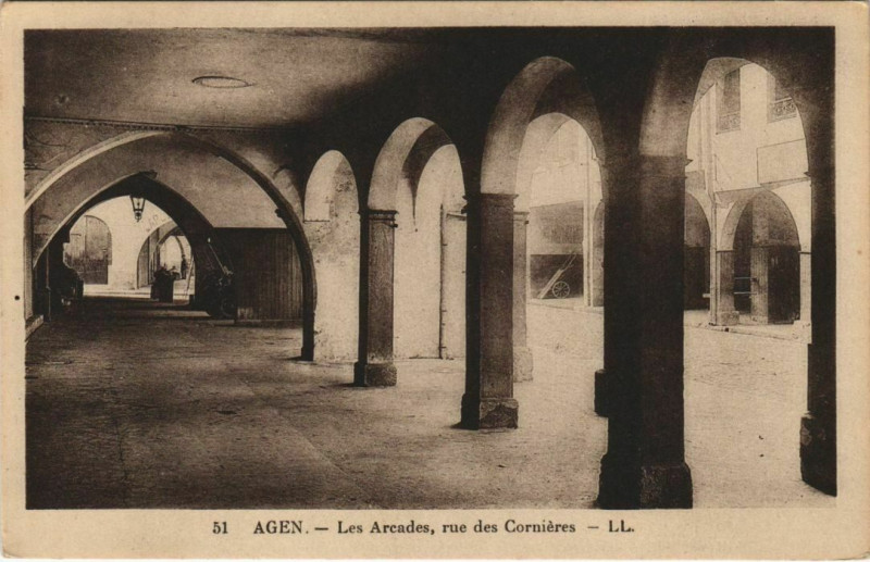 Carte postale ancienne Agen Les Arcades, rue des Cornieres France à Agen