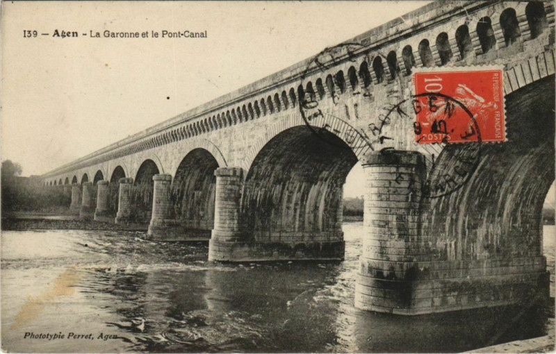 Carte postale ancienne Agen La Garonne et le Pont-Canal France à Agen