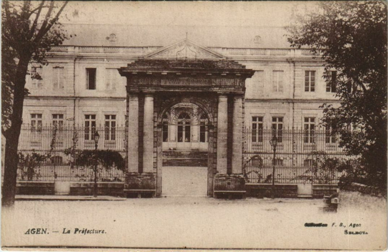 Carte postale ancienne Agen La Prefecture France à Agen