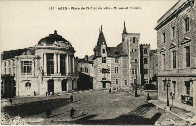 Carte postale ancienne Agen Place de l'Hotel de ville France à Agen