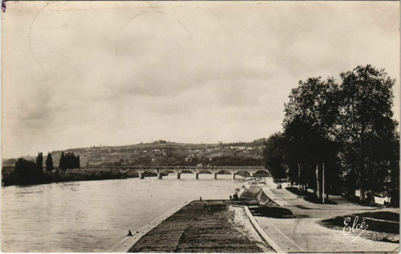 Carte postale ancienne Agen La Garonne et le Pont-Canal France à Agen