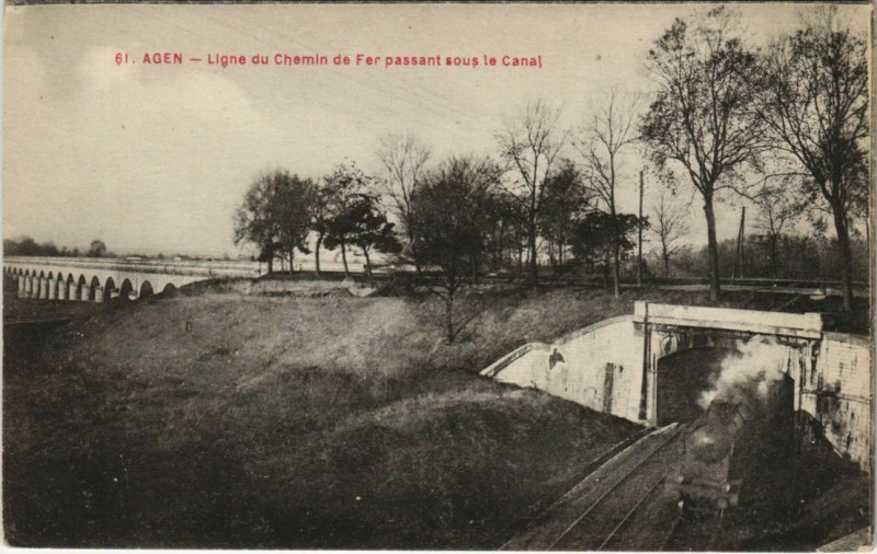 Carte postale ancienne Agen Ligne du Chemin de Fer passant sous le Canal France à Agen