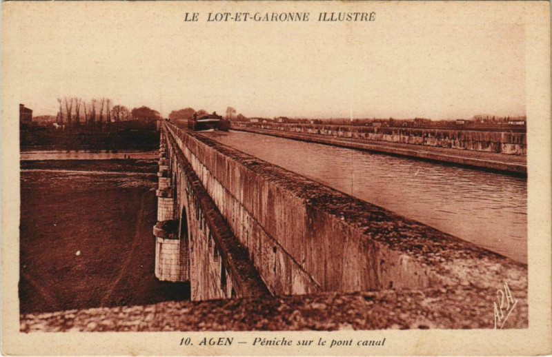 Carte postale ancienne Agen Peniche sur le pont canal France à Agen