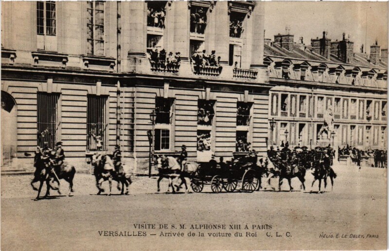 Carte postale ancienne Visite de S.M.Alphonse Xiii a Paris Versailles Arrivée de voiture à Versailles