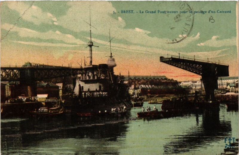 Carte postale ancienne Brest - Le Grand Pont ouvert pour le passage d'un Cuirasse à Brest